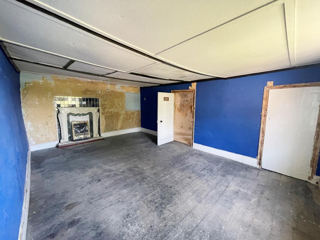 Lot: 98 - SUBSTANTIAL PERIOD HOUSE AND COACH HOUSE ON LARGE PLOT WITH POTENTIAL - First floor bedroom with fireplace